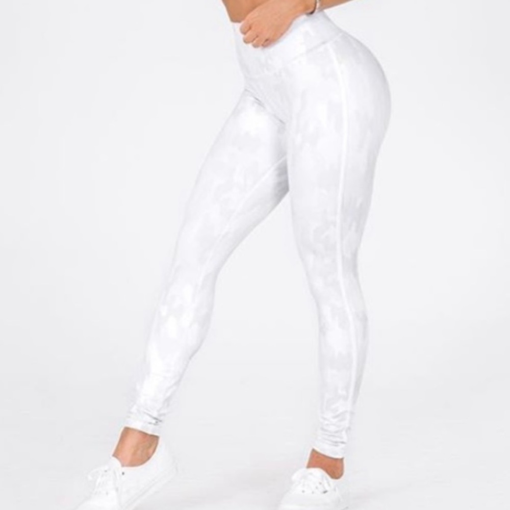 BuffBunny Limitless Snow camo leggings